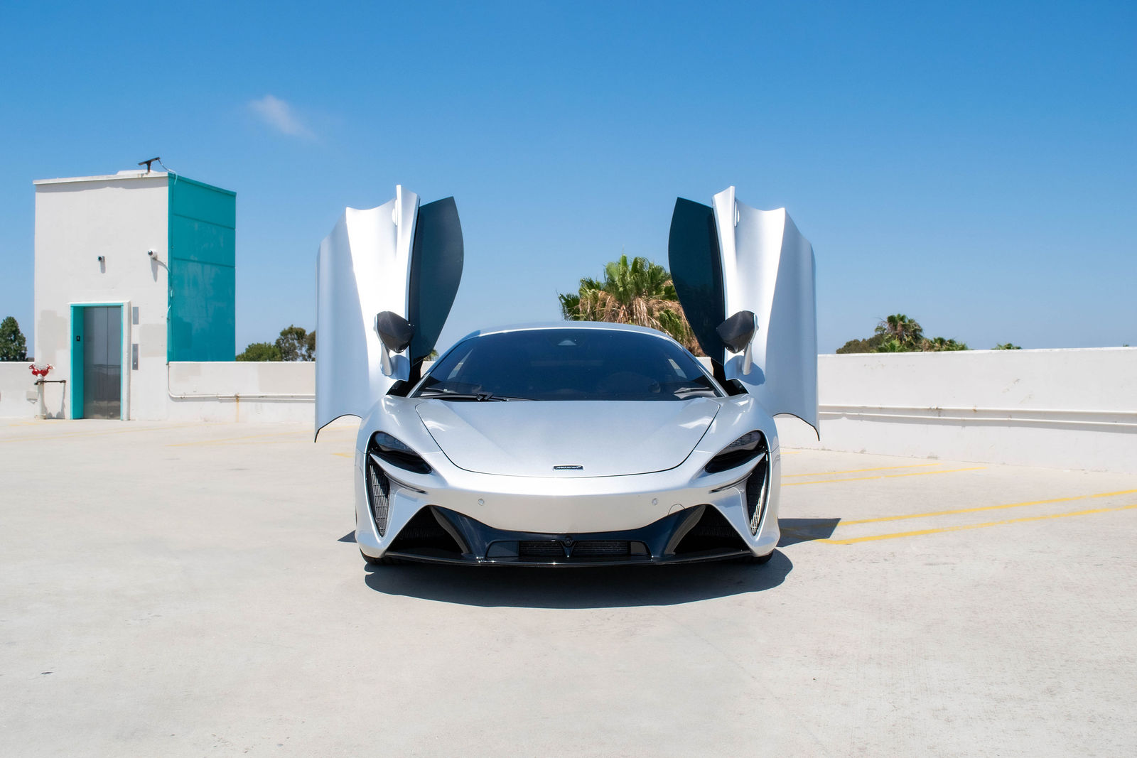 2023 McLaren Artura Coupe photo 3