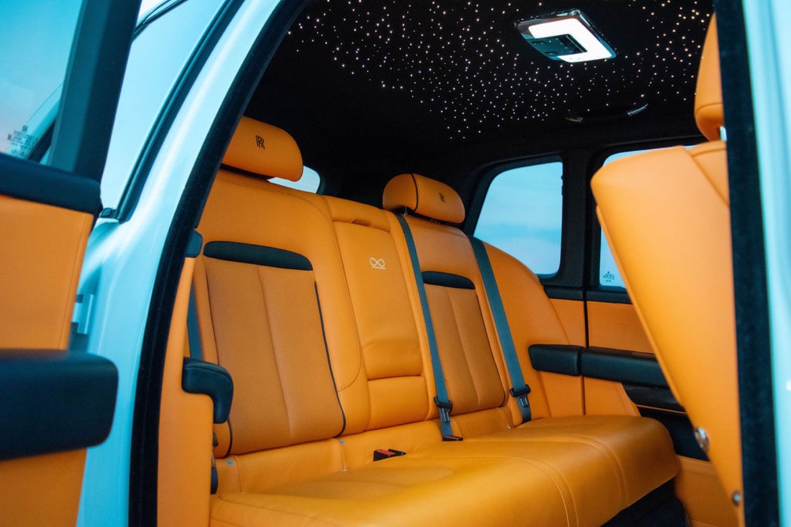 2022 Rolls Royce Cullinan Black Badge (White) photo 2