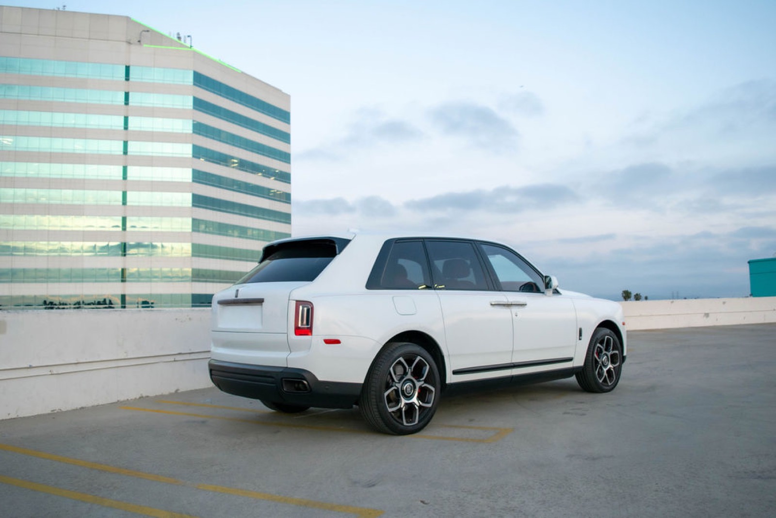2022 Rolls Royce Cullinan Black Badge (White) photo 4