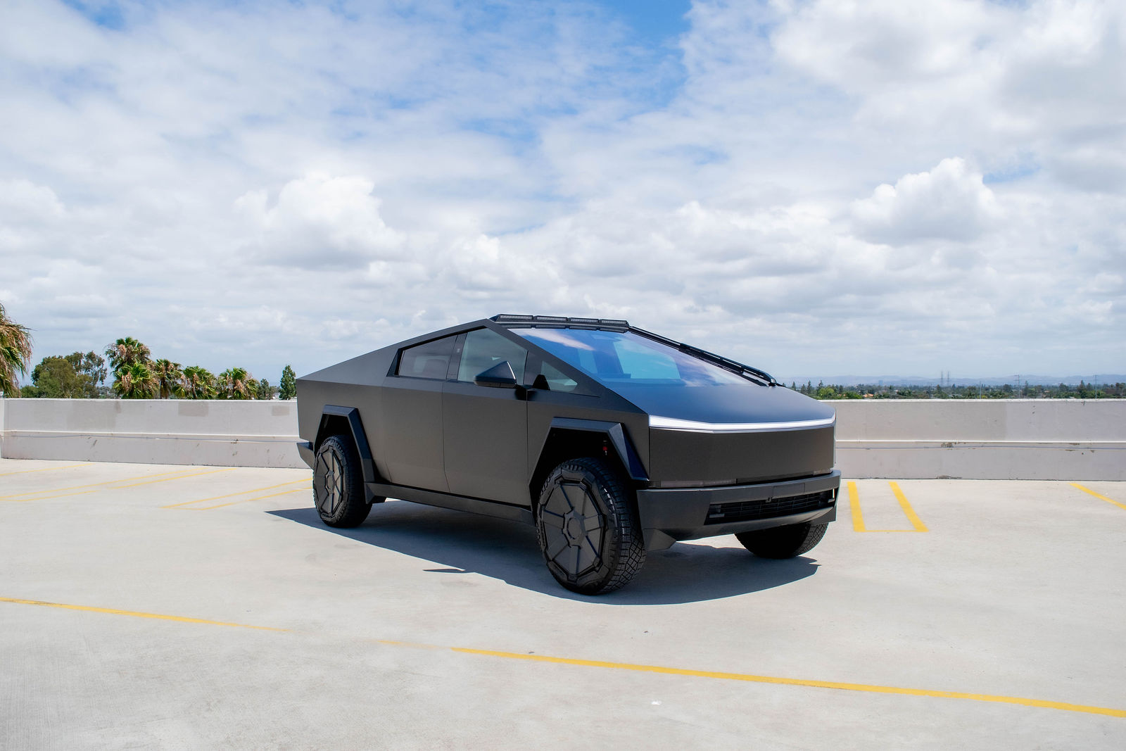 2024 Tesla Cybertruck photo 2